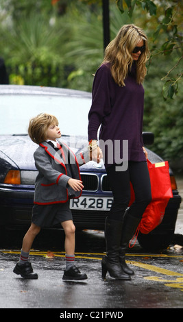 Elle Macpherson portare suo figlio Aurelius Cy Andrea Busson a scuola di Londra, Inghilterra - 06.10.09 Foto Stock