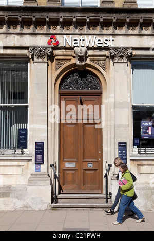 Piccola 'natwest' filiale di banca in edificio tradizionale a Petersfield high street Foto Stock