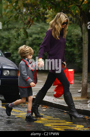 Elle Macpherson portare suo figlio Aurelius Cy Andrea Busson a scuola di Londra, Inghilterra - 06.10.09 Foto Stock