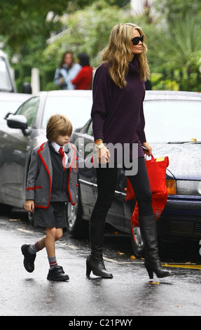 Elle Macpherson portare suo figlio Aurelius Cy Andrea Busson a scuola di Londra, Inghilterra - 06.10.09 Foto Stock