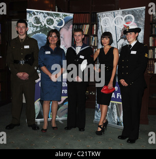 Dannii Minogue e Lorraine Kelly CVQO appello - Lancio e photocall presso la cavalleria e le protezioni Club. Londra, Inghilterra - Foto Stock