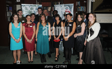 Dannii Minogue e Lorraine Kelly CVQO appello - Lancio e photocall presso la cavalleria e le protezioni Club. Londra, Inghilterra - Foto Stock