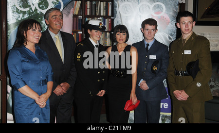 Dannii Minogue e Lorraine Kelly CVQO appello - Lancio e photocall presso la cavalleria e le protezioni Club. Londra, Inghilterra - Foto Stock