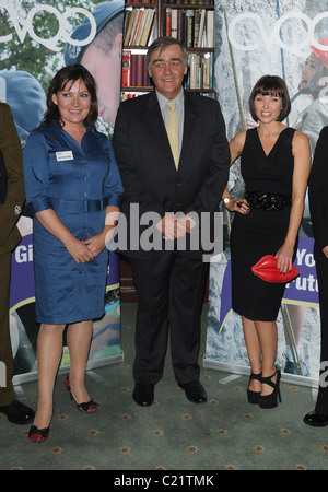 Dannii Minogue e Lorraine Kelly CVQO appello - Lancio e photocall presso la cavalleria e le protezioni Club. Londra, Inghilterra - Foto Stock