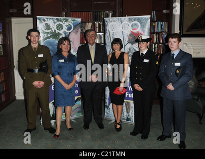 Dannii Minogue e Lorraine Kelly CVQO appello - Lancio e photocall presso la cavalleria e le protezioni Club. Londra, Inghilterra - Foto Stock