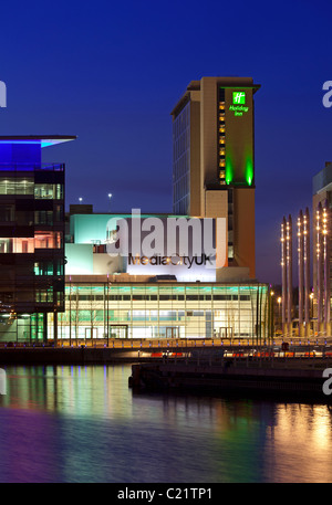 Inghilterra, Greater Manchester, Salford Quays, Media City accesa al crepuscolo Foto Stock