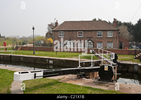 Selby bloccare all'incrocio fiume Ouse, Selby, North Yorkshire con il bloccare i detentori case in background. Foto Stock