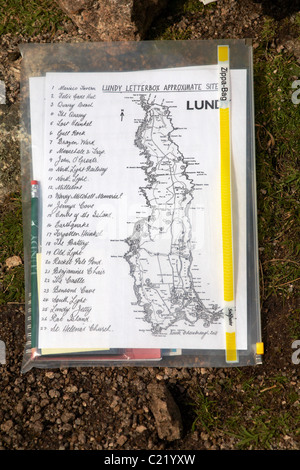 Letterbox foglio informazioni fornire indizi per seguire e trovare nelle cassette delle lettere nascoste attorno all'isola, Lundy in marzo - Lundy Island, Devon, Inghilterra, Regno Unito Foto Stock