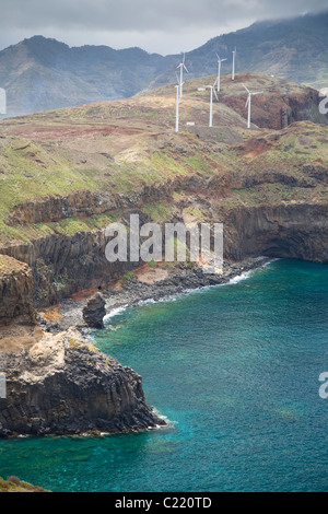 Le turbine eoliche sulla costa vicino a Ponta do Rosto, Madeira, Portogallo Foto Stock