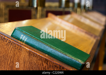 Chiesa inno prenota all'interno della cattedrale Foto Stock