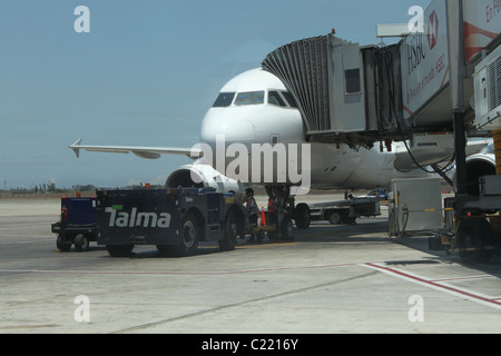 Salire a bordo di un aereo commerciale Foto Stock
