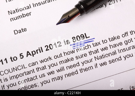 HMRC codice fiscale notifica per anno fiscale 2012 PAYE Avviso di codifica Foto Stock