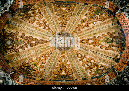 Soffitto dipinto murale s s & s di affreschi nella chiesa di Hospital De Venerables Sacerdotes; Plaza de los Venerables. Siviglia Spagna Foto Stock
