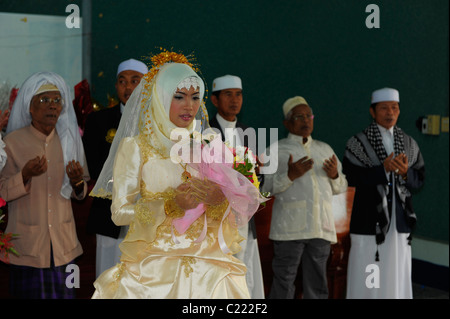 Sposa musulmana pregando durante il rituale di nozze, nozze islamica , comunità musulmana , bangkok, Thailandia Foto Stock