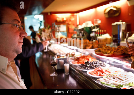 Tapas durante la Sagra del fungo presso il Bar El Refugio, Ezcaray, La Rioja, Spagna Foto Stock