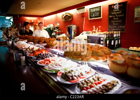 Tapas durante la Sagra del fungo presso il Bar El Refugio, Ezcaray, La Rioja, Spagna Foto Stock