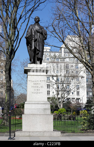 La statua in bronzo di William Pitt in Hanover Square è stata eretta nel 1831. William Pitt il giovane è stato il più giovane PM NEL REGNO UNITO. Foto Stock