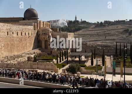 Linee di turisti e pellegrini in attesa di entrare nel Muro del Pianto composto con la Moschea di Al-Aqsa e il monte degli Ulivi visibile in bac Foto Stock