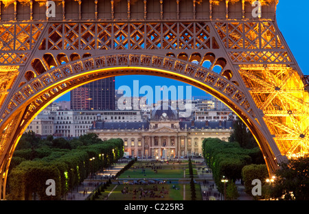 Torre Eiffel con Ecole Militaire al di là di notte, Parigi Francia Foto Stock