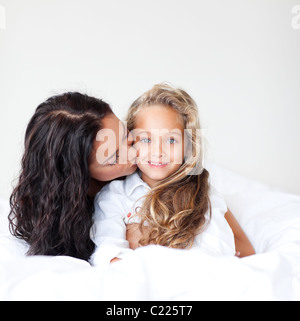 Affettuosa madre baciare la figlia Foto Stock