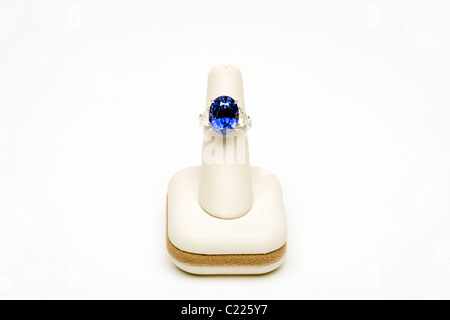 Platino anello saphire:15.84 carati:2 a forma di cuore ad diamanti 1.13 carati ciascuno Foto Stock