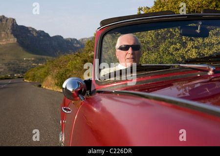 Senior uomo nel vintage racing auto sulla collina di segnale:Cape Town:Sud Africa Foto Stock