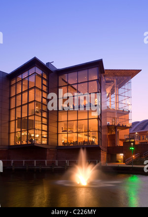 Inghilterra, Manchester Bridgewater Hall illuminata al crepuscolo Foto Stock