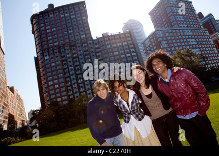 Un gruppo di persone di fronte a un palazzo di appartamenti presi in sun con Solar Flare Foto Stock