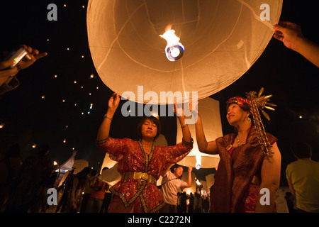 Lancio di festeggianti khom loi (sky lanterns) nel cielo notturno durante il Yi Peng festival. San Sai, Chiang Mai, Thailandia Foto Stock