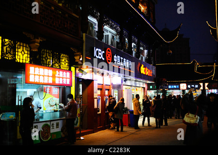 Strada cinese di cibo che viene servito a Shanghai in Cina Foto Stock
