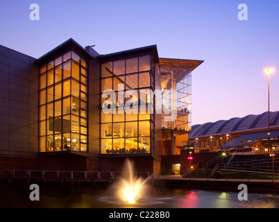 Inghilterra, Manchester Bridgewater Hall illuminata al crepuscolo Foto Stock