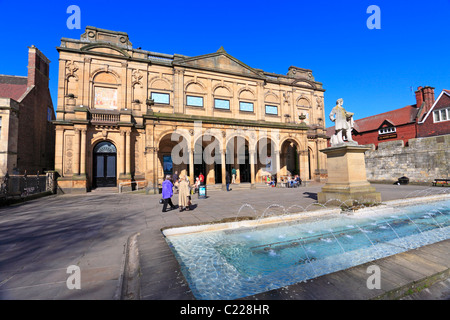 Statua di York artista William Etty sorge nella parte anteriore del York Galleria d'Arte in Piazza Fiera, York, North Yorkshire, Inghilterra, Regno Unito. Foto Stock