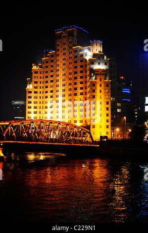 Ponte Waibaidu con Shanghai Broadway Mansions Hotel in background Foto Stock