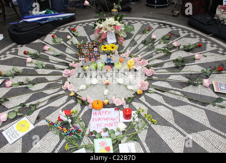 I fan di rendere omaggio alla fine John Lennon su cosa sarebbe stato il Beatle la sessantanovesima compleanno. Il raduno ha avuto luogo presso il Foto Stock