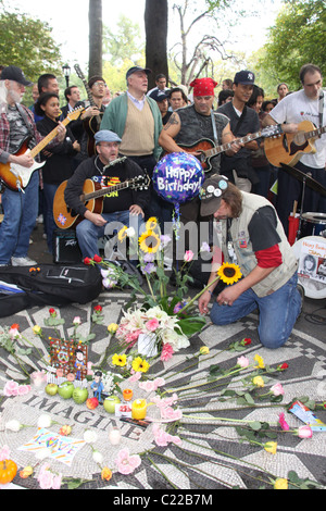 I fan di rendere omaggio alla fine John Lennon su cosa sarebbe stato il Beatle la sessantanovesima compleanno. Il raduno ha avuto luogo presso il Foto Stock