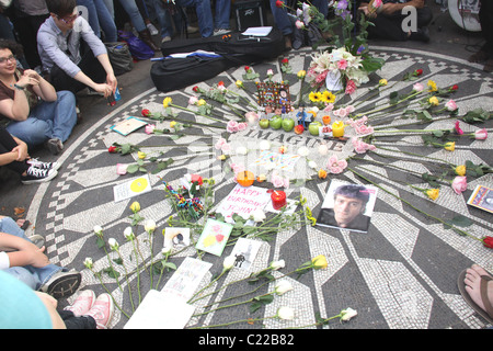 I fan di rendere omaggio alla fine John Lennon su cosa sarebbe stato il Beatle la sessantanovesima compleanno. Il raduno ha avuto luogo presso il Foto Stock