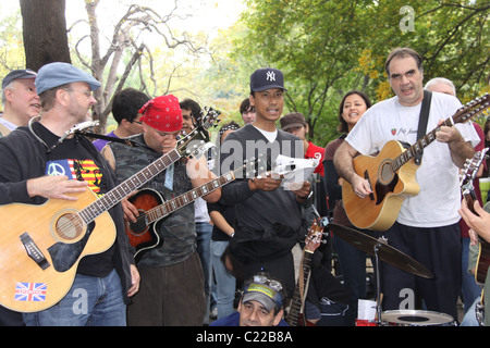 I fan di rendere omaggio alla fine John Lennon su cosa sarebbe stato il Beatle la sessantanovesima compleanno. Il raduno ha avuto luogo presso il Foto Stock