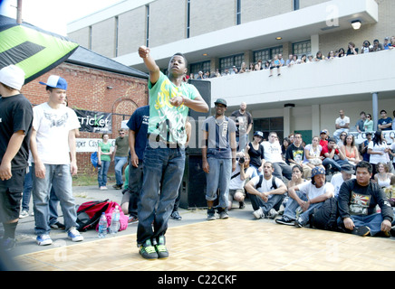 Un break-dance dance off all'annuale furbo bastardi arti e mestieri fiera presso Adams Morgan. Washington DC, Stati Uniti d'America - Prospettive Magiche 18.03.10 L'installazione realizzata : Foto Stock