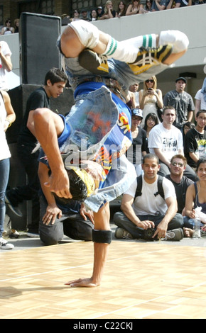 Un break-dance dance off all'annuale furbo bastardi arti e mestieri fiera presso Adams Morgan. Washington DC, Stati Uniti d'America - Prospettive Magiche 18.03.10 L'installazione realizzata : Foto Stock