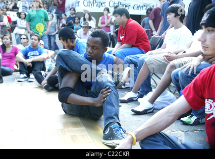 Un break-dance dance off all'annuale furbo bastardi arti e mestieri fiera presso Adams Morgan. Washington DC, Stati Uniti d'America - Prospettive Magiche 18.03.10 L'installazione realizzata : Foto Stock