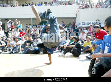 Un break-dance dance off all'annuale furbo bastardi arti e mestieri fiera presso Adams Morgan. Washington DC, Stati Uniti d'America - Prospettive Magiche 18.03.10 L'installazione realizzata : Foto Stock