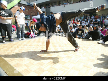 Un break-dance dance off all'annuale furbo bastardi arti e mestieri fiera presso Adams Morgan. Washington DC, Stati Uniti d'America - Prospettive Magiche 18.03.10 L'installazione realizzata : Foto Stock