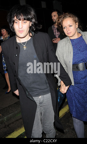 Noel Fielding fuori il Groucho Club con un amico al di fuori del la Groucho Club di Londra - Inghilterra - 11.10.09 Foto Stock