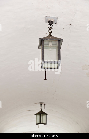 Un vecchio vault con lampade a soffitto Foto Stock