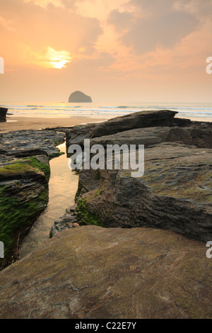 Trebarwith Strand con Gull rock- inizio serata primaverile, North Cornwall, England, Regno Unito Foto Stock