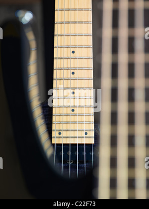 Primo piano della chitarra elettrica e tastiera. Forma verticale, studio shot, concentrarsi sullo sfondo Foto Stock