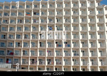 Hotel balconi facciata per il turismo di massa costruzione edificio 'Magaluf' edificio intensivo camere Maiorca Baleari Spagna Foto Stock