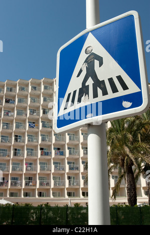 La passerella pedonale cartello segni 'Magaluf' Maiorca Baleari Spagna Foto Stock