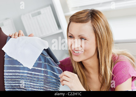 Pretty Woman la cucitura in cucina Foto Stock