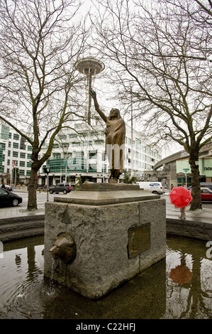 Statua di Capo Seattle nel downtown di Seattle con lo Space Needle in background Foto Stock